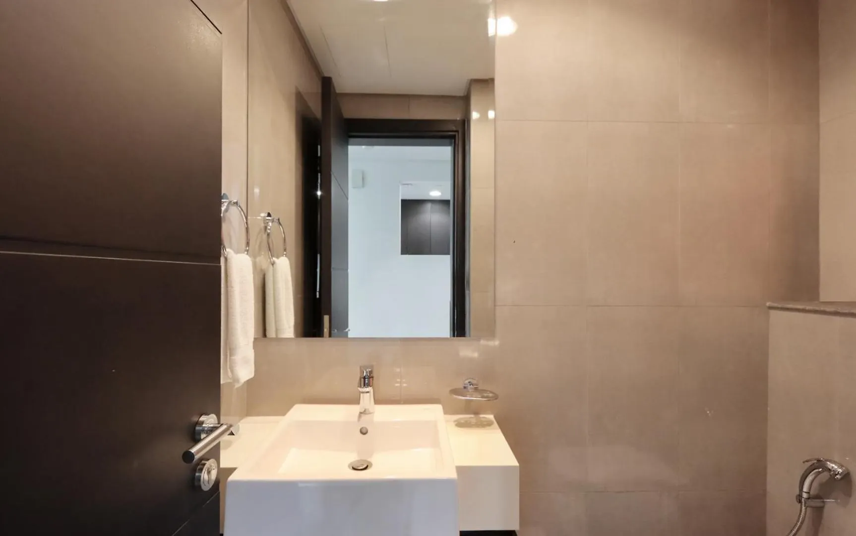 Livbnb Suites - Bright 1 Bedroom Suite In Merano Tower Dubai