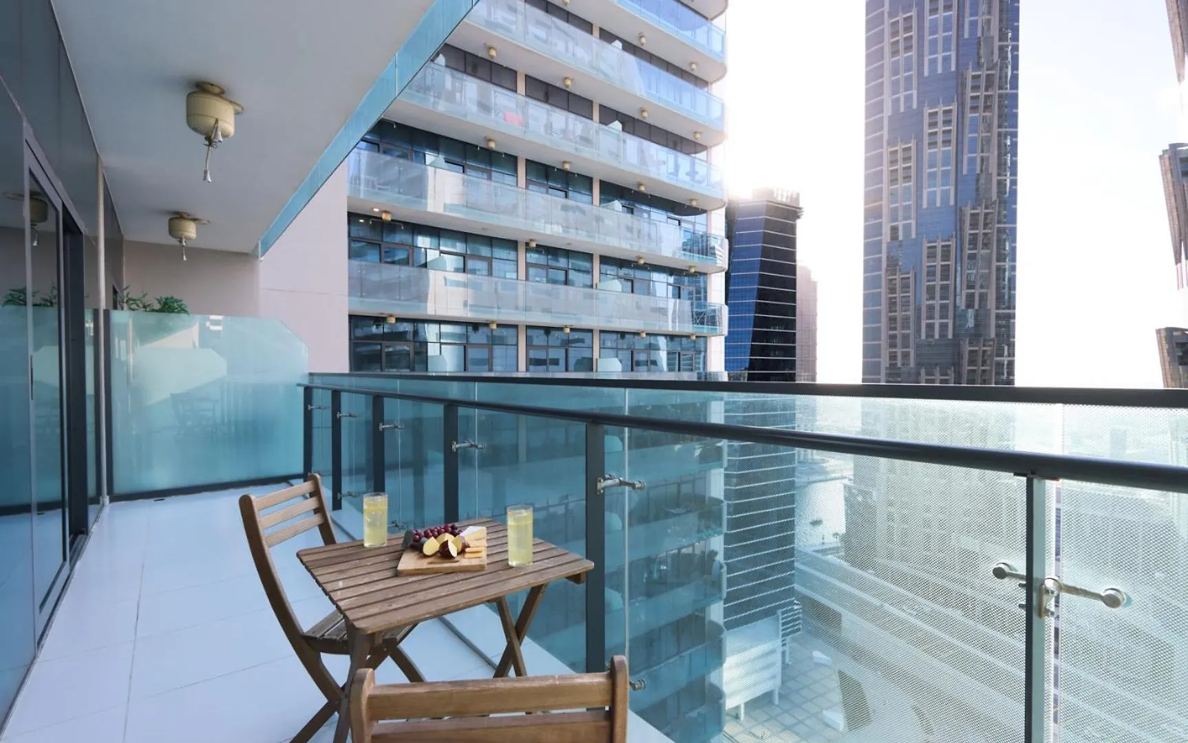 Livbnb Suites - Bright 1 Bedroom Suite In Merano Tower Dubai Apartment