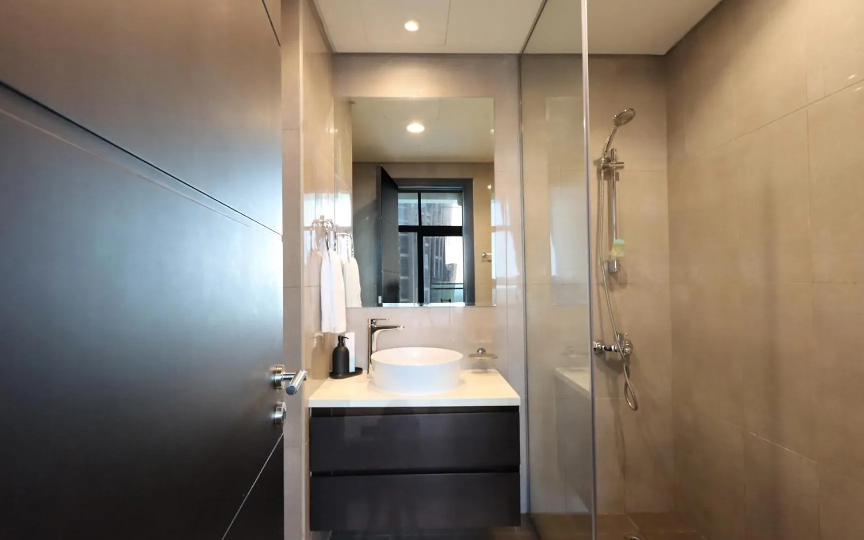 Livbnb Suites - Bright 1 Bedroom Suite In Merano Tower Dubai Apartment